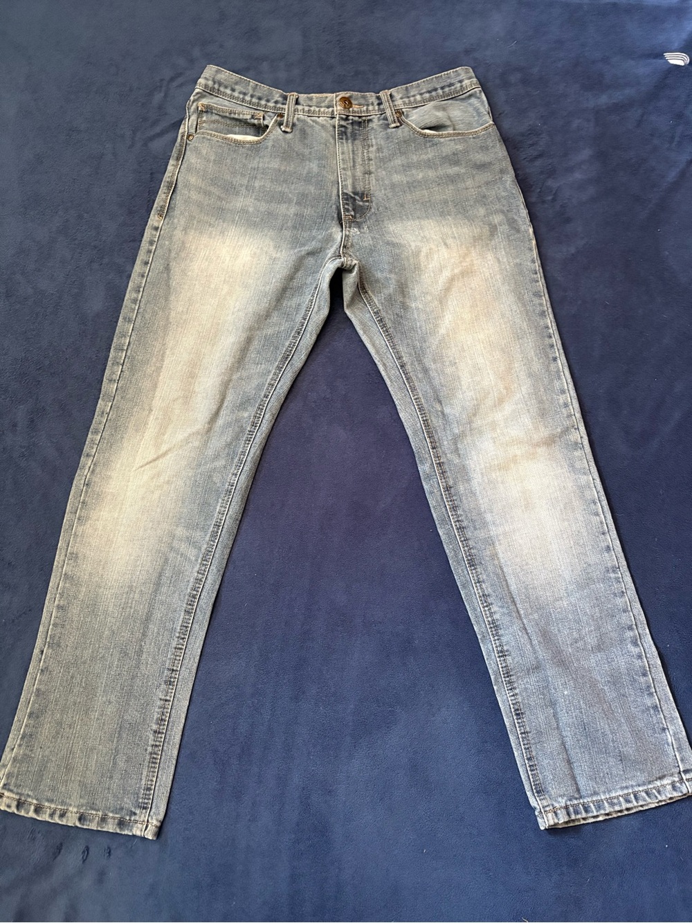 No Boundaries Men’s Y2K Light Wash Jeans
